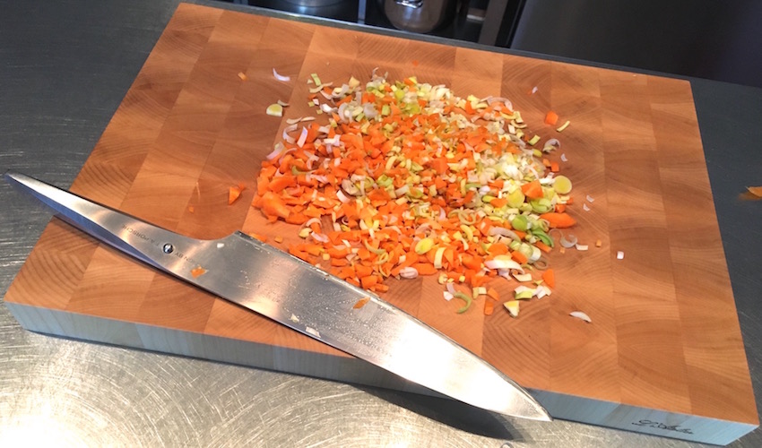 Tagliere in legno d'acero end-grain per coltelli da cucina di qualità.